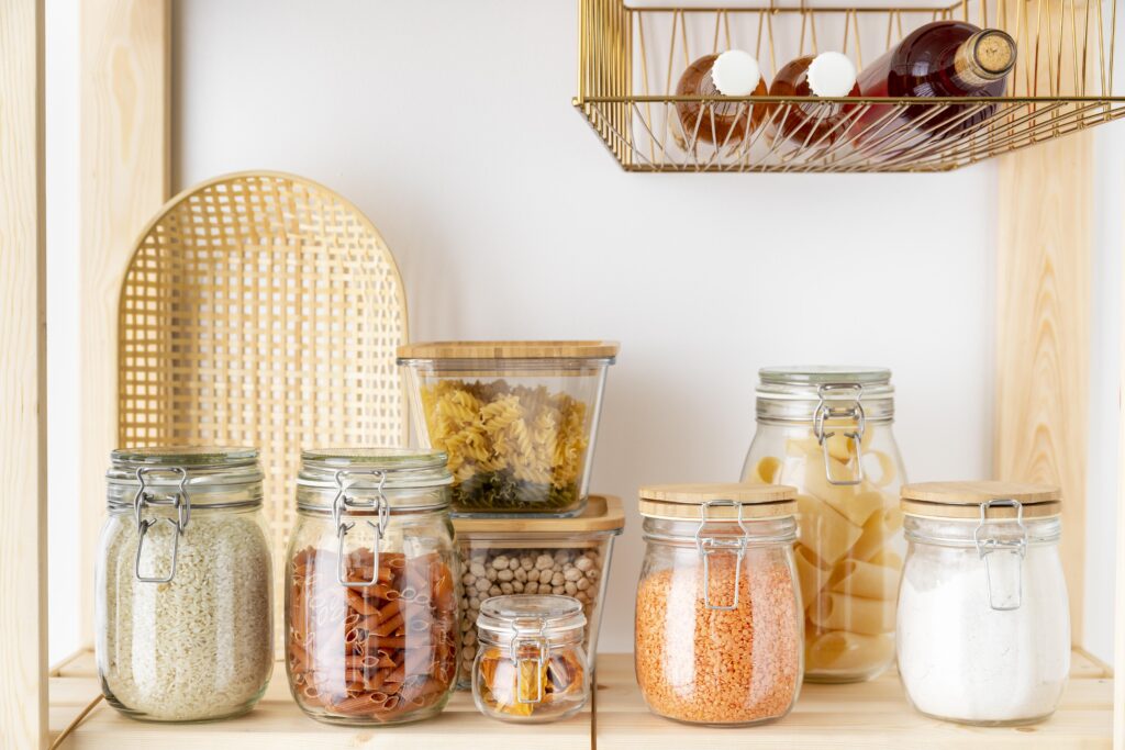 Dicas práticas para a organização da despensa: maximize o espaço e mantenha seus alimentos sempre acessíveis e bem armazenados